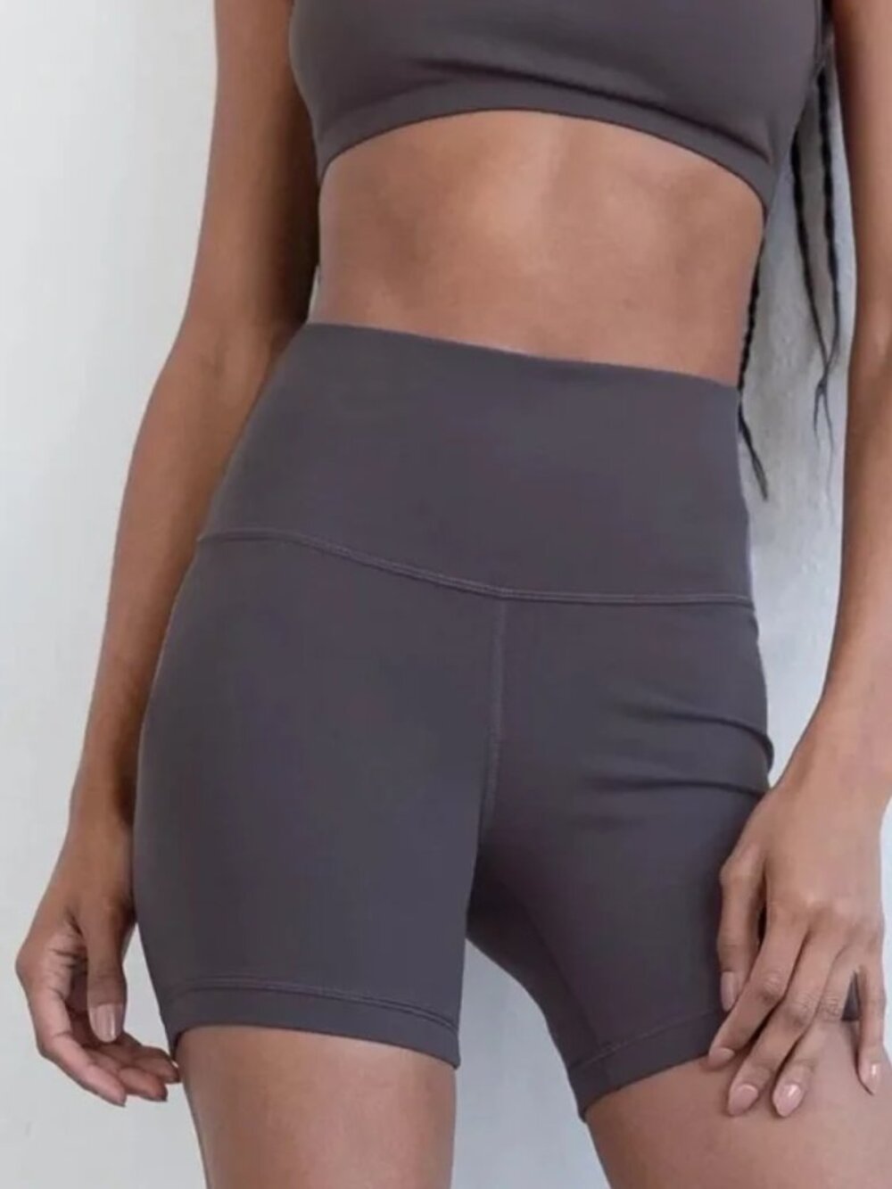 EUC Aritzia Tna Hi-Rise 7" Short Size XS Gray